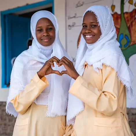 Zwei Mädchen im Sudan formen ein Herz
