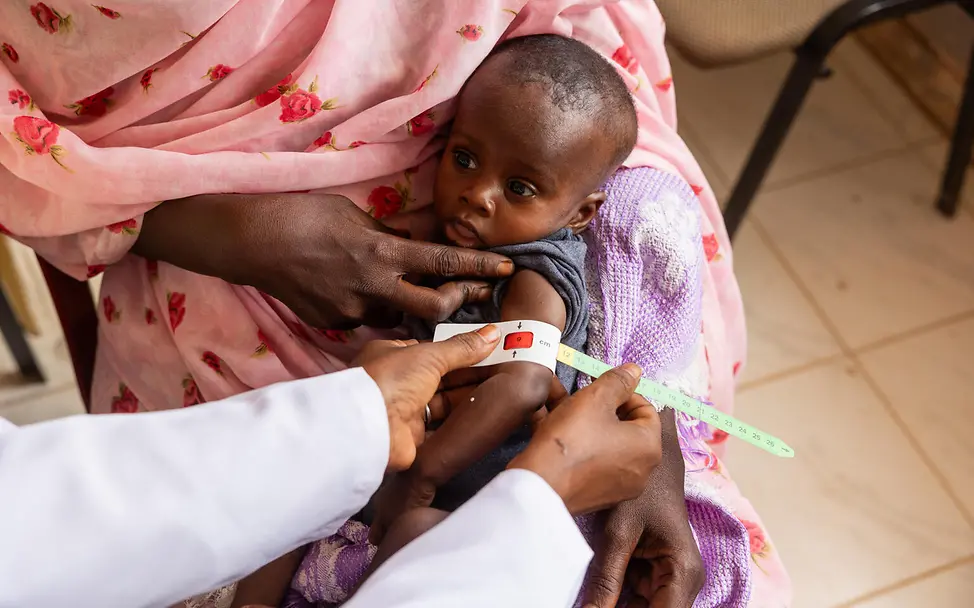 Kind wird auf Mangelernährung untersucht