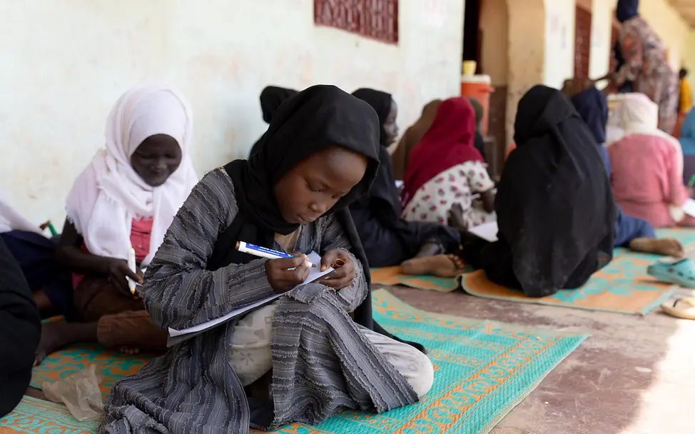 Junge Mädchen malt in einem kinderfreundlichen Ort