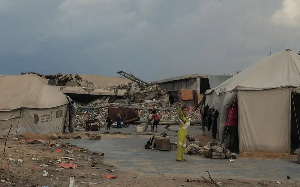Ein Mädchen steht vor einem Zelt in Gaza-Stadt. | © UNICEF/Nateel Ein Mädchen steht vor einem Zelt in Gaza-Stadt.