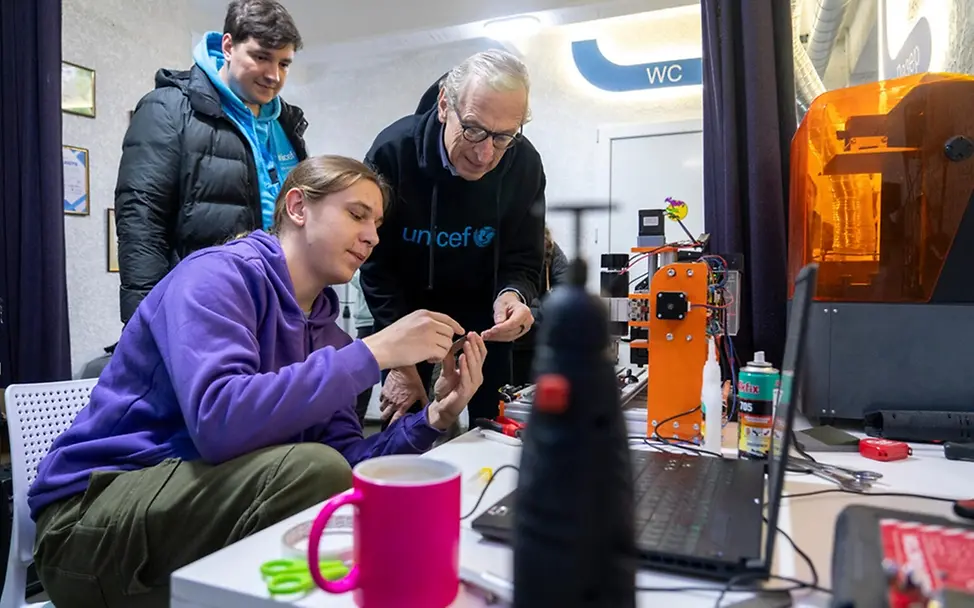 Georg Graf Waldersee spricht mit dem 16-jährigen Roman in einem Jugendzentrum in Chuhuiv.