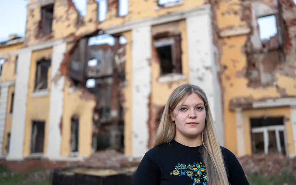 Zerstörung in der Ukraine | UNICEF/Filippov Ukraine-Krieg Verlauf: Sofia (17) steht vor ihrer schwer beschädigten Schule in Charkiw