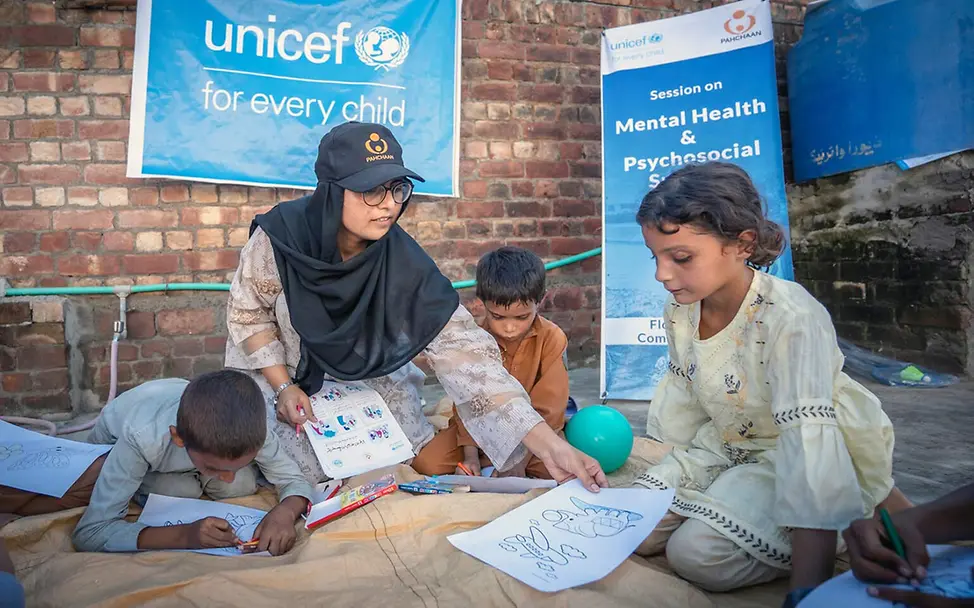Nothilfe in Monsunzeiten: Eine Psychologin in Pakistan gibt Kindern Bilder zum Ausmalen | © UNICEF/Ahmed Monsun Nothilfe: Eine Psychologin in Pakistan gibt von Überschwemmungen betroffenen Kindern Bilder zum Ausmalen.