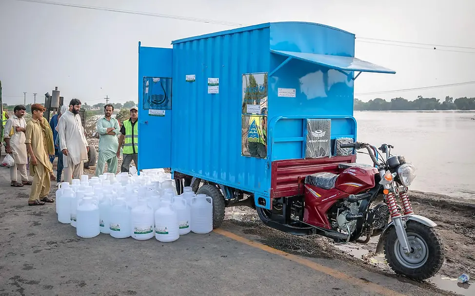 Nothilfe nach Monsun: Eine Wasserfilteranlage sorgt für sauberes Trinkwasser. | © UNICEF/Ahmed Monsun Nothilfe: UNICEF bringt sauberes Wasser in eine vom Monsun betroffene Region