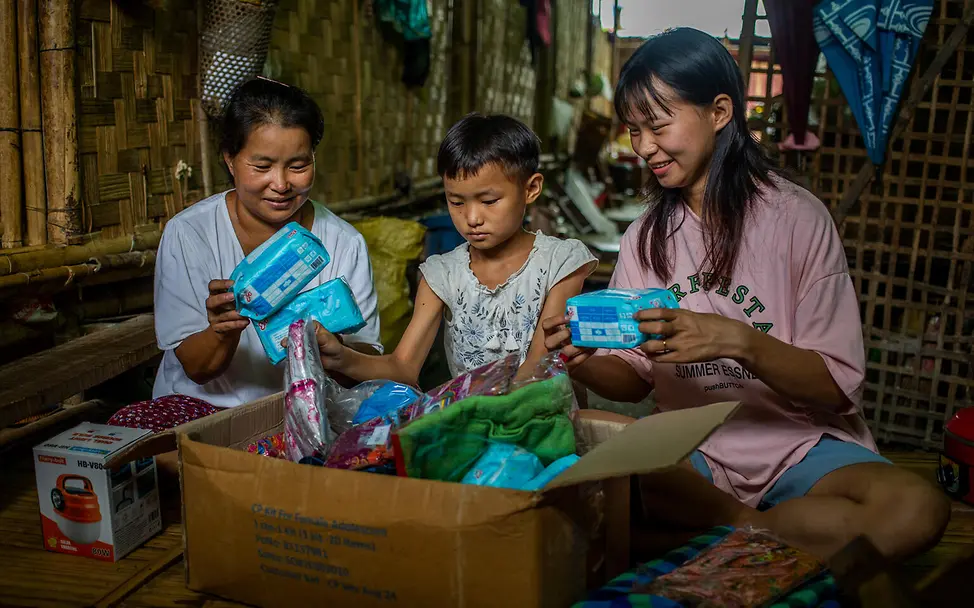 Eine Familie packt hilfreiche Dinge für den Alltag aus