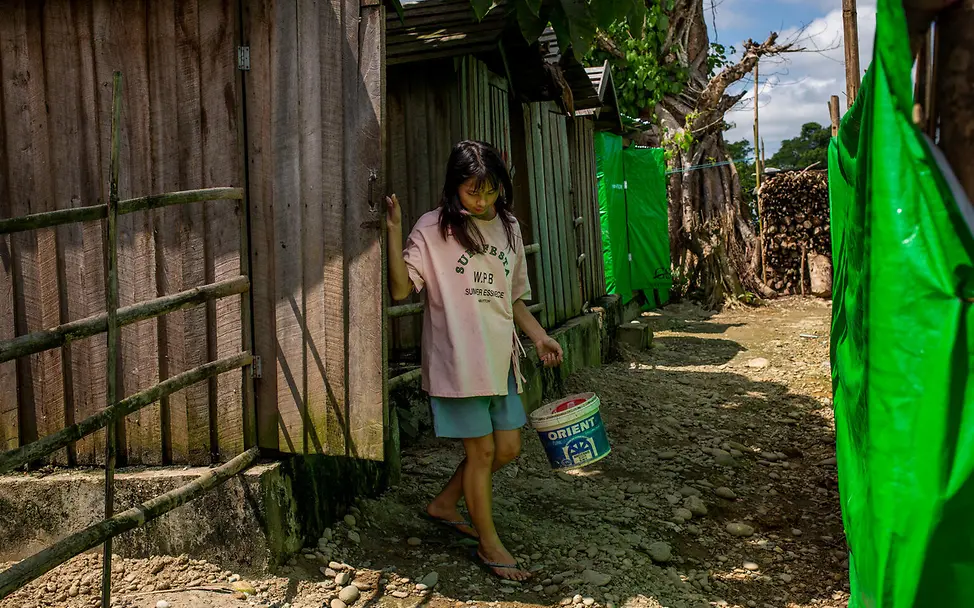 Ein Mädchen mit einem Eimer in der Hand