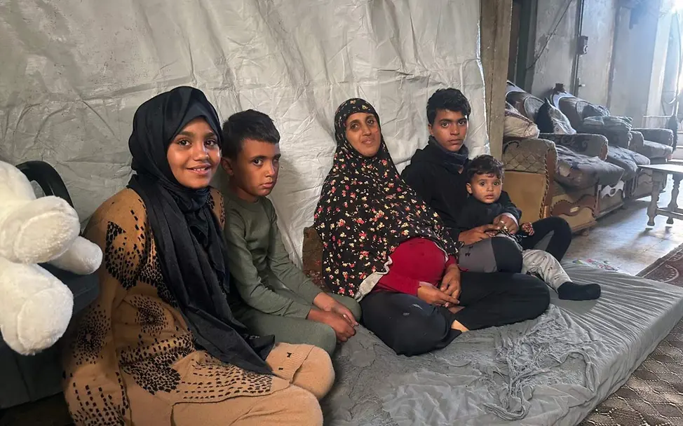 Gaza spenden: Eine Mutter mit ihren vier überlebenden Kindern in ihrem provisorischen Zuhause. 