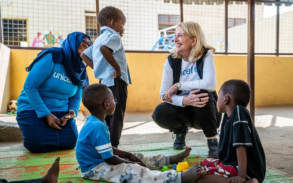 UNICEF-Exekutivdirektorin Catherine Russell unterhält sich mit Ahmed (4) auf dem Spielplatz eines Kinderzentrums | © UNICEF/Rajab UNICEF-Exekutivdirektorin Catherine Russell unterhält sich mit dem vierjährigen Ahmed auf dem Spielplatz eines Kinderzentrums.