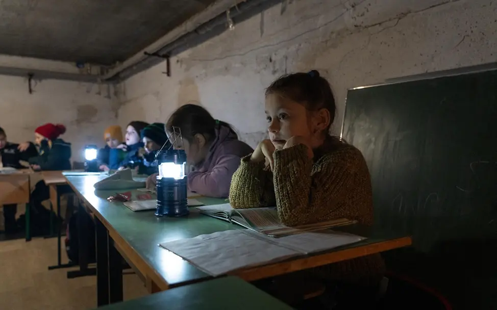 Kinder in der Ukraine lernen unter der Erde. | © UNICEF/UN0778560/Filippov Kinder in der Ukraine lernen unter der Erde.