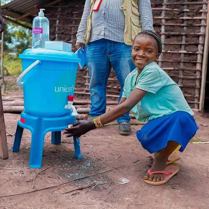 Ein Mädchen im Kongo wäscht sich vor ihrer Schule die Hände. | © UNICEF/Badimu Ebola Kongo: Ein Mädchen wäscht sich an einer mobilen Waschstation die Hände.