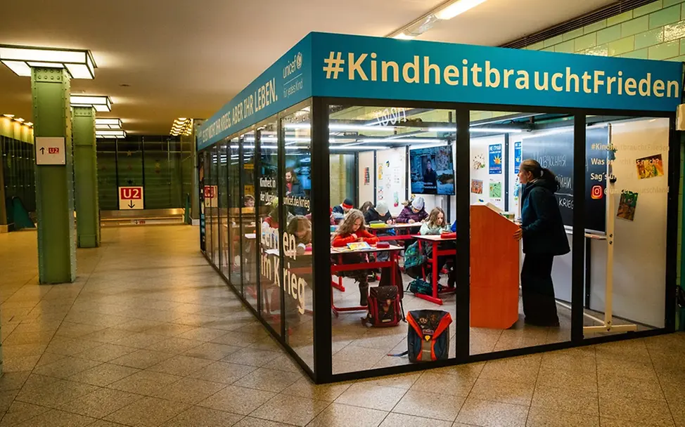 Klassenzimmer in der Berliner U-Bahn-Station Alexanderplatz, um auf die Lage der Kinder in der Ukraine aufmerksam zu machen.