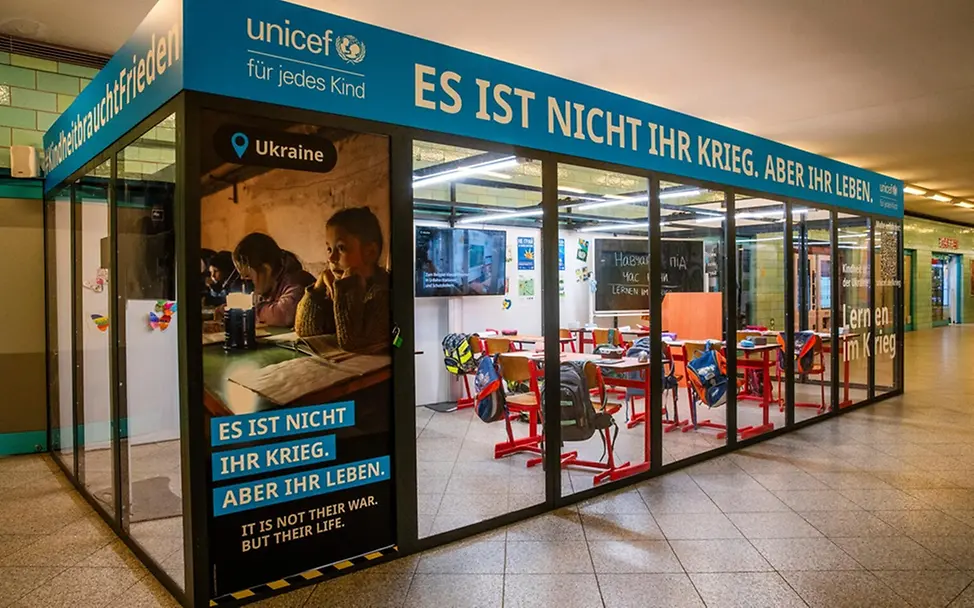 Klassenzimmer an der Berliner U-Bahn-Station Alexanderplatz.