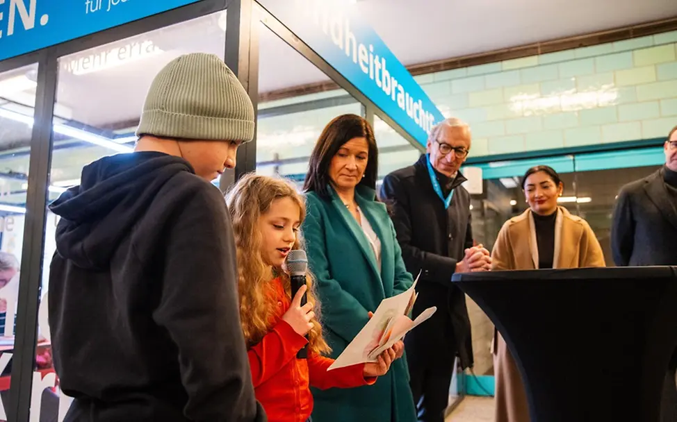 Matti und Laura präsentieren ihre Wünsche für die Kinder in der Ukraine.