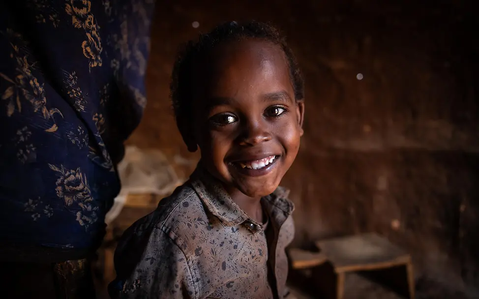 Hunger in Äthiopien: Ein siebenjähriger Junge lächelt in die Kamera