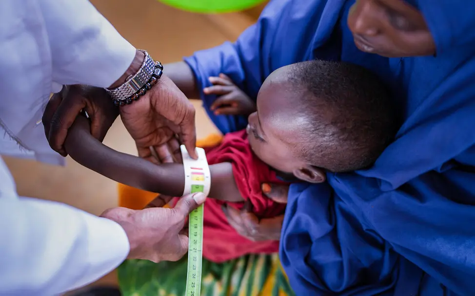 Hunger in Somalia: Ein Kleinkind wird von einem Helfer auf Mangelernährung untersucht.