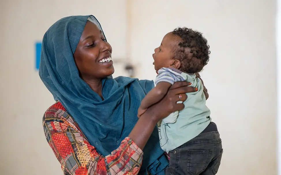 Hunger im Sudan: Naba hält ihren Sohn Adnan auf dem Arm
