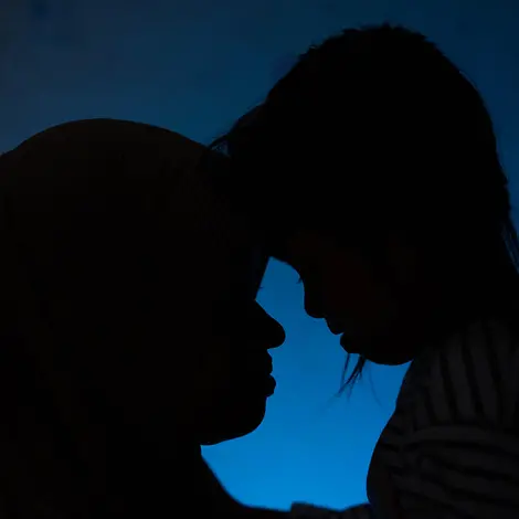 Zwei Umrisse von einem Kind und einem Erwachsenen