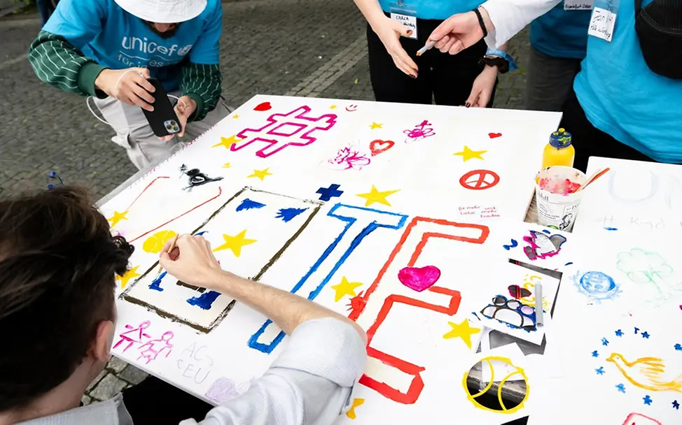 Was ist Demokratie einfach erklärt: Jugendliche gestalten ein Plakat: #Vote
