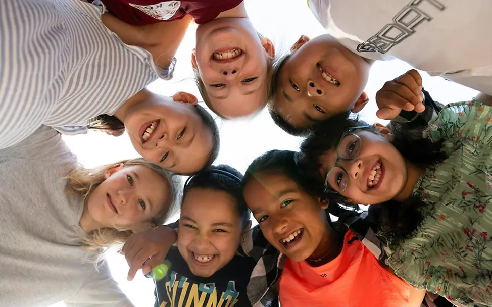 Was ist Demokratie einfach erklärt: Kinder einer Kinderrechteschule in Köln.