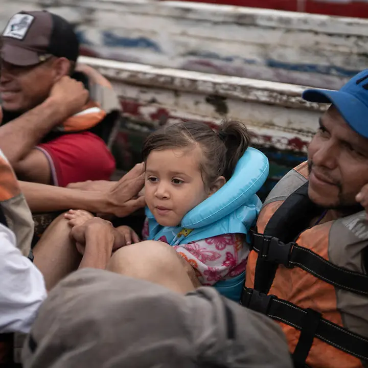 Ein geflüchtetes Mädchen aus Venezuela sitzt mit anderen Menschen in einem Kanu. | © UNICEF/Haro Venezuela Armut: Die Lage für Millionen Kinder in Venezuela hat sich stark verschlechtert.