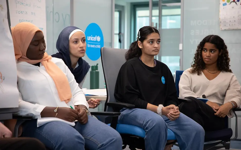 Was ist Demokratie einfach erklärt: Internationale Aktivist*innen sprechen in New York. 