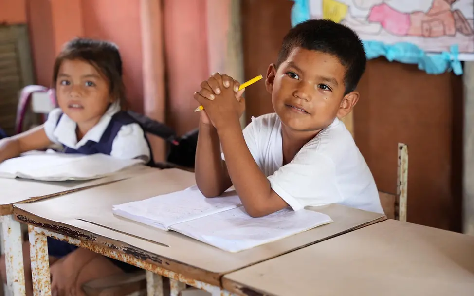 Schulkinder in Venezuela sitzen in einem Klassenzimmer | © UNICEF/Pocaterra Venezuela Armut: Schulkinder in Venezuela sitzen in einem Klassenzimmer.
