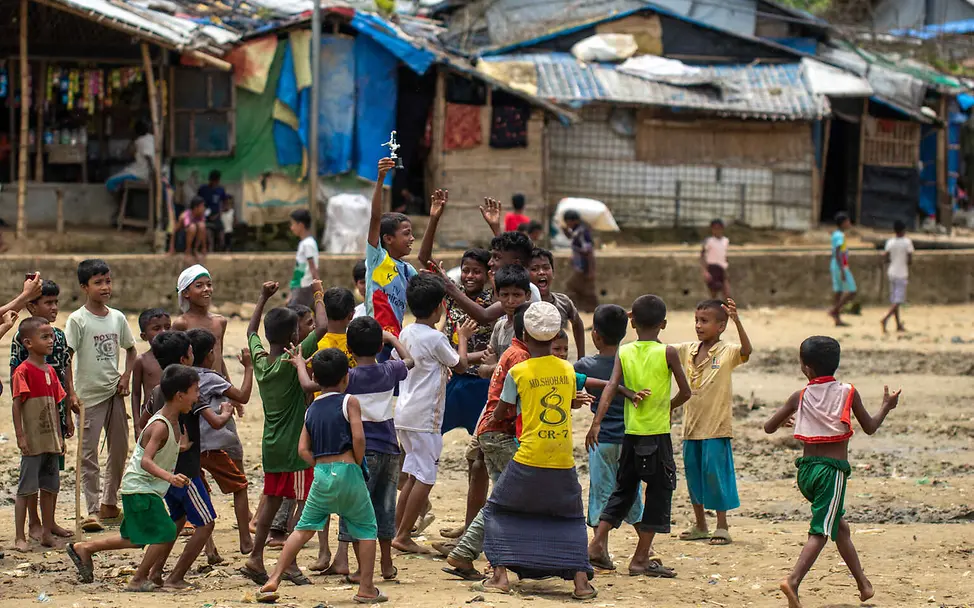 Rohingya Flüchtlingslager: Kinder spielen im Freien im Flüchtlingscamp