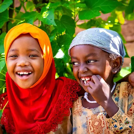 Äthiopien: Zwei Mädchen lachen in die Kamera 