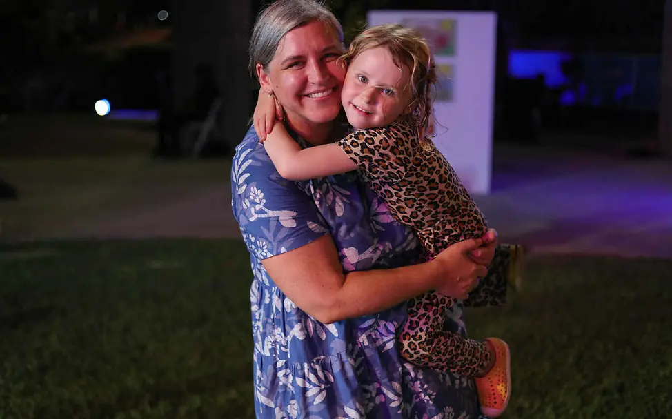 Kinderrechte für Kinder: Kinder haben ein Recht darauf, dass in ihrem Sinne entschieden wird. Kinderrechte leicht erklärt: Eine lächelnde Mutter hält ihr Kind auf dem Arm.
