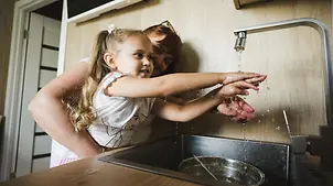 Ukraine Krieg: Masha (4) und ihre Mutter waschen sich die Hände.