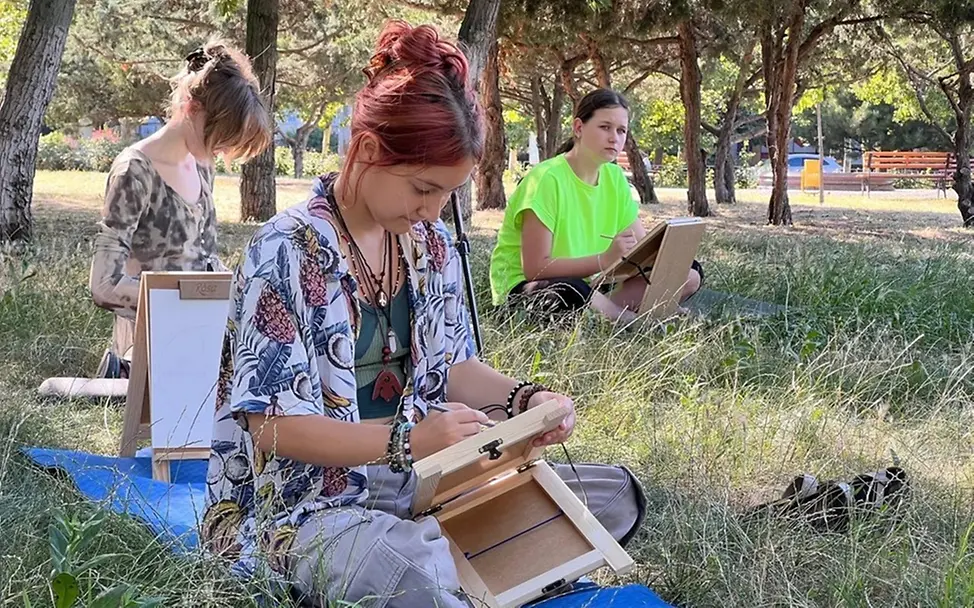 Teilnehmerinnen der Kunsttherapie-Sitzung, organisiert vom UPSHIFT-Team „Modern Ladies“.