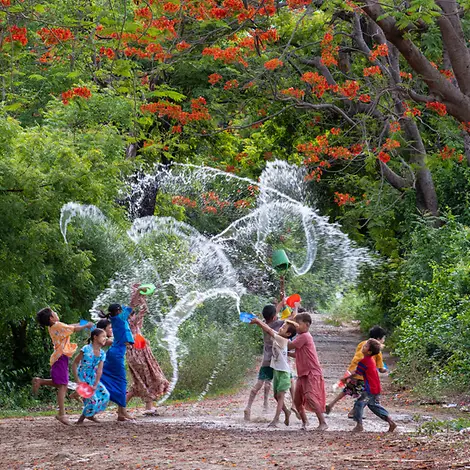 Kinderrechte für Kinder: Kinder sollen spielen und ein kindgerechtes Leben führen können Kinderrechte leicht erklärt: Kinder springen lachend in die Luft.