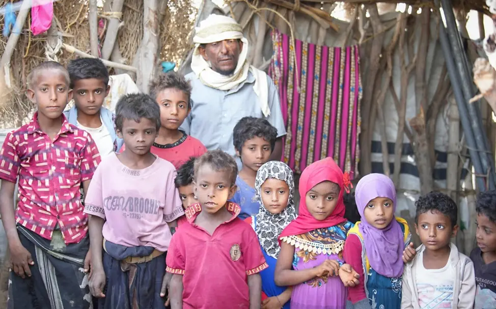 Haiel Mohammed mit seinen Kindern und Kindern aus der Nachbarschaft.