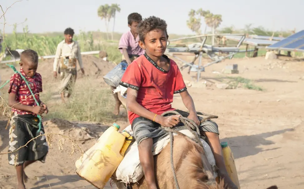 Mohammed (11) ist glücklich, nachdem er nahe von seinem Zuhause Wasser holen konnte. 
