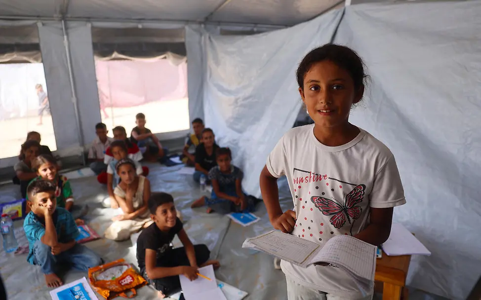 Lana ist zehn und freut sich, wieder lernen zu können. | © UNICEF/Nateel Gaza spenden: Ein Mädchen in einem Schulzelt in Deir al-Balah