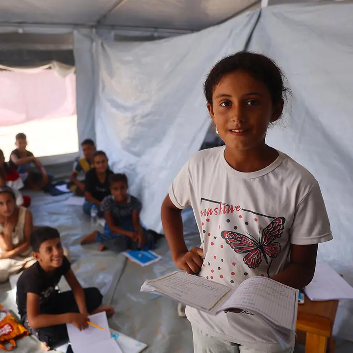 Gaza spenden: Ein Mädchen in einem Schulzelt in Deir al-Balah 