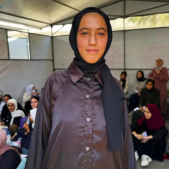 Gaza spenden: Lama, 16, zusammen mit ihren Klassenkameradinnen in einem Lernzelt. 