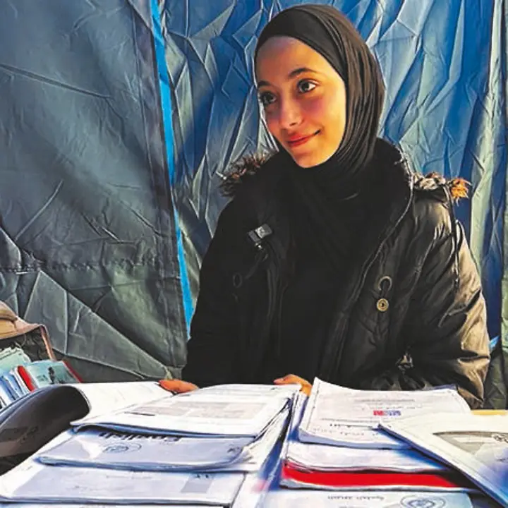 Gaza spenden: Jana, 17, bereitet sich auf ihre Schulabschlussprüfungen vor. 