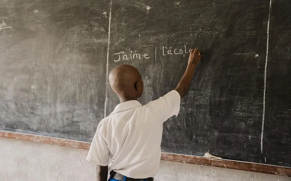 Ein Schüler lernt im Chemieunterricht. © UNICEF/Mirindi Johnson Kindersoldaten: UNICEF sorgt unter anderem für Schulunterricht.