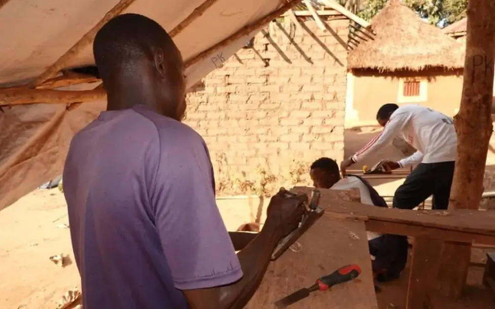 Nach seiner Befreiung arbeitet Emmanuel* als Tischler. | © UNICEF/CMMB Kindersoldaten: Emmanuel* arbeitet heute als Handwerker.
