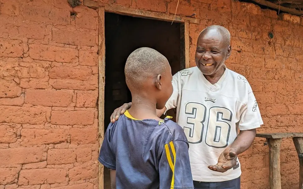 Nach der Flucht fand ein Kind einen Platz in einem Bildungsprogramm. © UNICEF/anonymous Kindersoldat: Einem Kind gelang die Flucht.