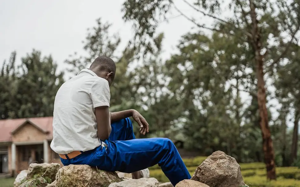 Ein Jugendlicher nach seiner Zeit als Kindersoldat. | © UNICEF/Mirindi Johnson Kindersoldaten: Ein Jugendlicher vor einem Gebäude.