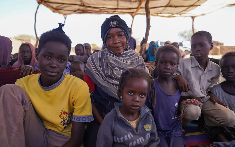 Doha (17) mit weiteren Familienmitgliedern in Tawila. Gemeinsam sind sie aus Al-Fashir geflohen. 