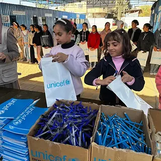 Gaza: UNICEF verteilt Lernmaterialien an Kinder