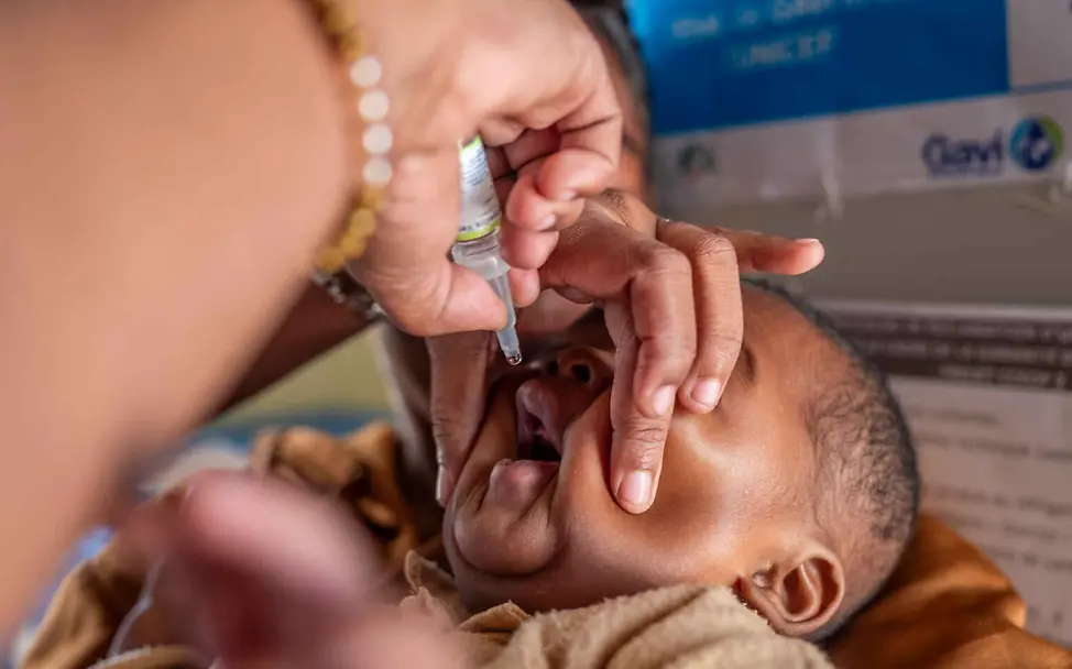 Madagaskar Hungerkrise: Ein Kleinkind bekommt eine Schluckimpfung.