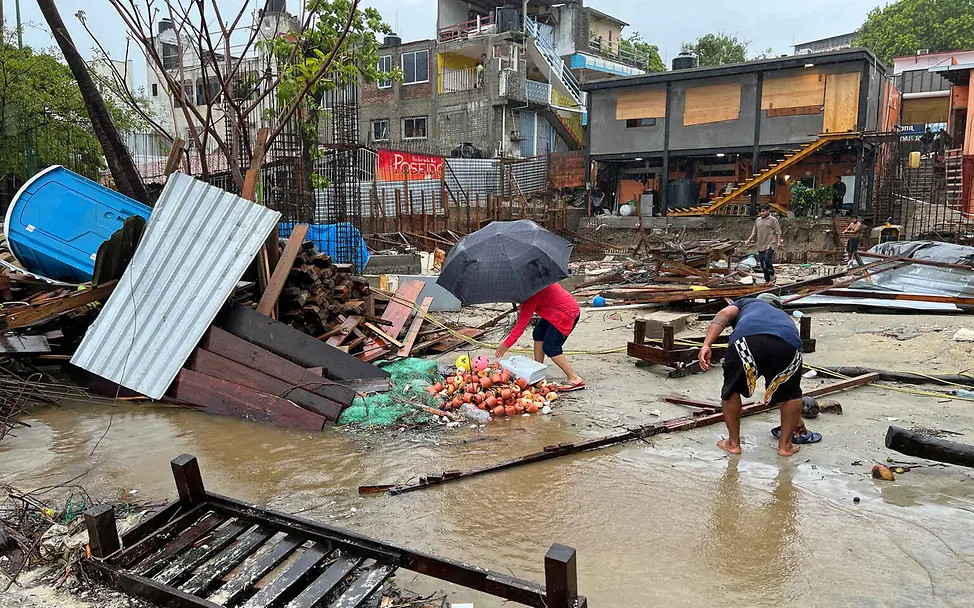 Was ist Klimaschutz: Tropische Stürme sorgen für Zerstörung und bedrohen Menschenleben. | © UNICEF Klimaschutz einfach erklärt: Menschen versuchen die Zerstörungen nach einem Wirbelsturm aufzuräumen.
