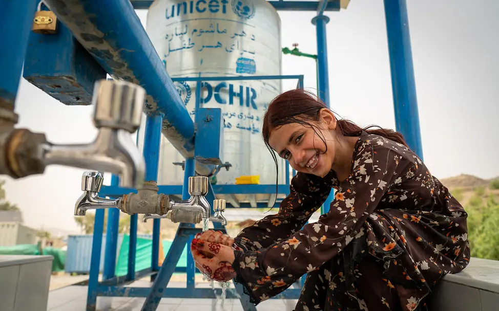 Sauberes Wasser: Ein Mädchen an einer Wasserleitung.