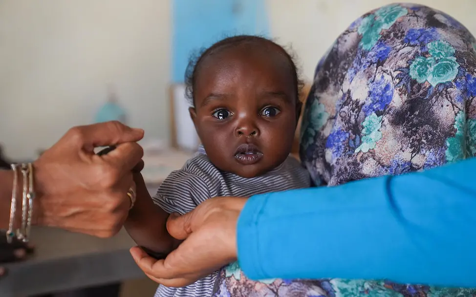 Ein Baby im Sudan bekommt eine Masern-Schutzimpfung. | © UNICEF/Jamal Ausgerottete Krankheiten: Ein Baby im Sudan bekommt eine Masern-Schutzimpfung.