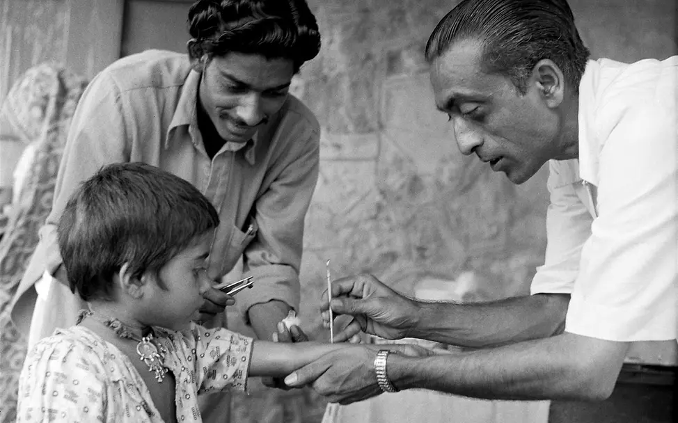 | © UNICEF/unknown Ausgerottete Krankheiten: Eine Pockenimpfung in Indien in den 1960er-Jahren.