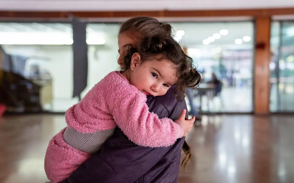 Spenden Nahost-Konflikt: Ein Mädchen im Libanon auf dem Arm seiner großen Schwester. | © UNICEF/Choufany Naher Osten spenden für Nothilfe: Ein Mädchen im Libanon auf dem Arm seiner großen Schwester.